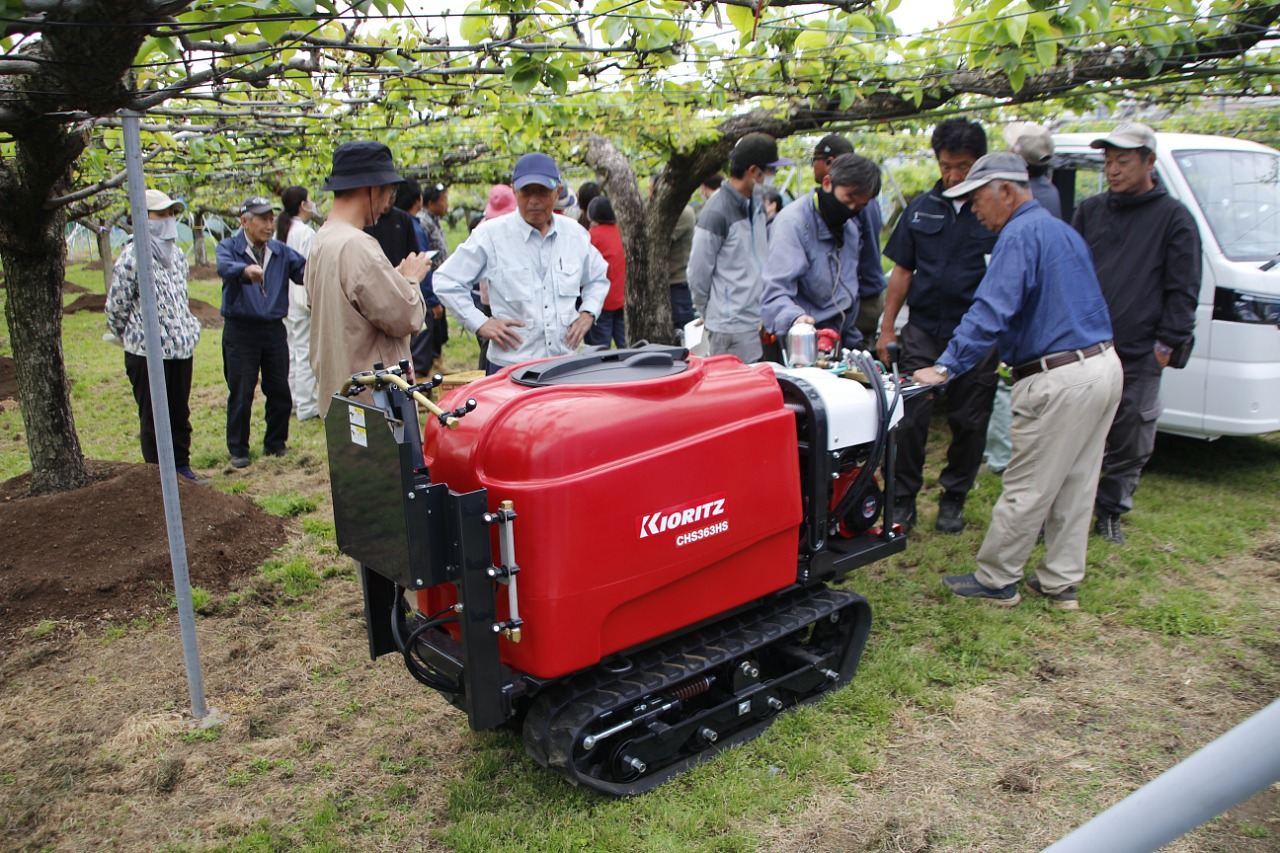やまびこジャパン 新型スイングクローラスプレーヤ実演　価格と能力に高い評価 果樹農家に高い防除力披露